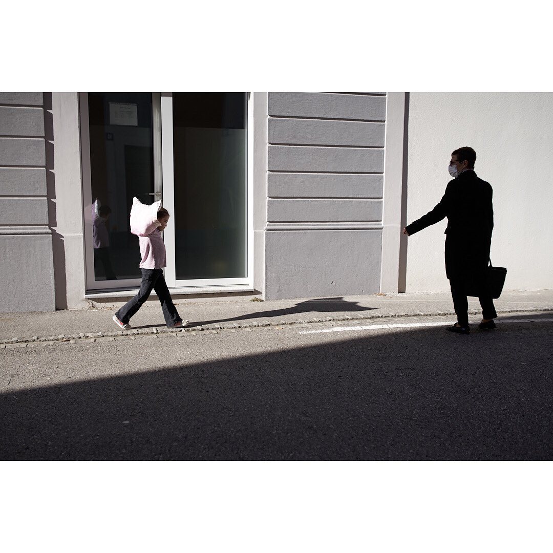 Mascherina. Child, grandmother and jacket, Lugano, Switzerland, 2020
.
.
.
#coronamask #trainstation #ticino 
#coronavirus #documentaryphotography #streetportrait #maskobligation #streetphotographyworldwide #streetphoto_color #sweet_street_beat #streetclassics #street_focus_on #onthestreet #nonstopstreet #photostreet #swissstreets #instaswitzerland #streetportraits #streetphotography #coronatime #maskenpflicht #lugano #mascherina