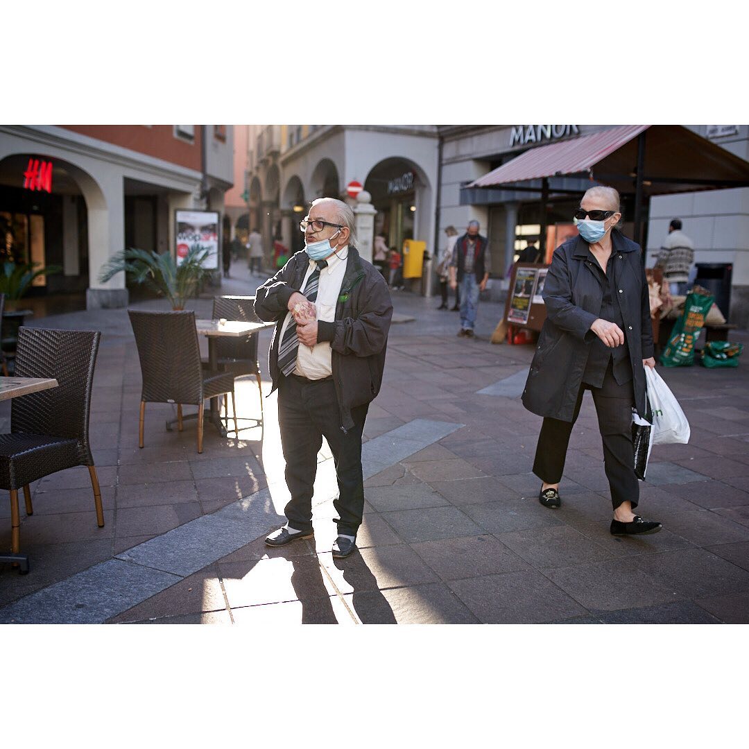 Mascherina. Woman and man, eating Marroni. Lugano, Switzerland, 2020
.
.
.
#coronamask #trainstation #ticino 
#coronavirus #documentaryphotography #streetportrait #maskobligation #streetphotographyworldwide #streetphoto_color #sweet_street_beat #streetclassics #street_focus_on #onthestreet #nonstopstreet #photostreet #swissstreets #instaswitzerland #streetportraits #streetphotography #coronatime #maskenpflicht #lugano #mascherina